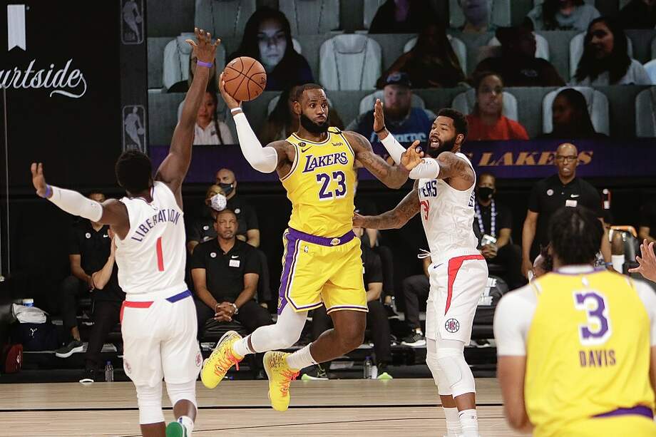Los Lakers de Lebron James (centro) lideran la Conferencia Oeste.