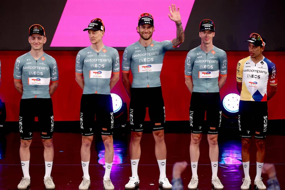 El ciclista colombiano Egan Bernal junto a sus compañeros del equipo World Tour, Netcompany INEOS, para la edición número 109 del Giro de Italia, este miércoles 6 de mayo de 2026.