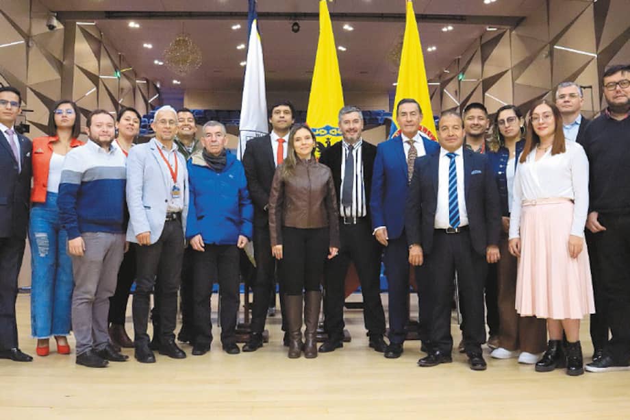 David González, Fernando Soler Jr. y Fernando Arturo Soler López, en compañía del cuerpo docente.