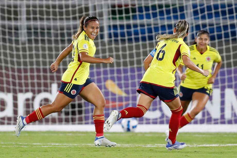 AMDEP3155. CALI (COLOMBIA), 11/07/2022.- Leicy Santos (i) de Colombia celebra un gol contra Bolivia en un partido del grupo A de la Copa América Femenina en el estadio Pascual Guerrero en Cali (Colombia). EFE/Ernesto Guzmán Jr.