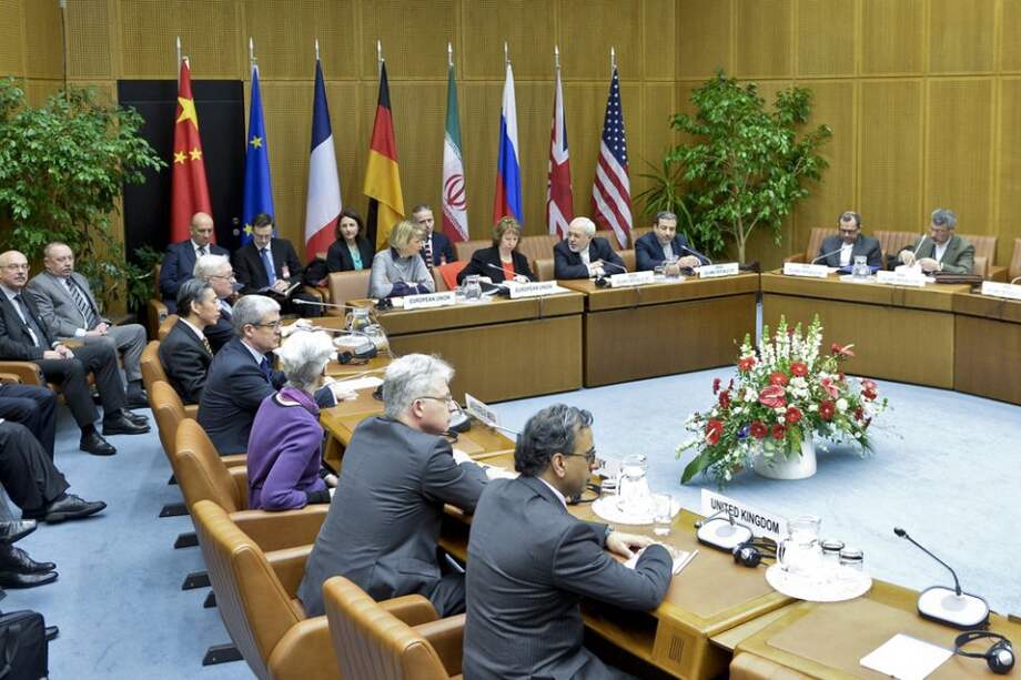 La jefa de la diplomacia europea, Catherine Ashton (c), y el ministro de Exteriores iraní, Mohamad Yavad Zarif (c-d), asisten a una jornada de negociaciones sobre el programa nuclear iraní celebrada en Austria./ EFE