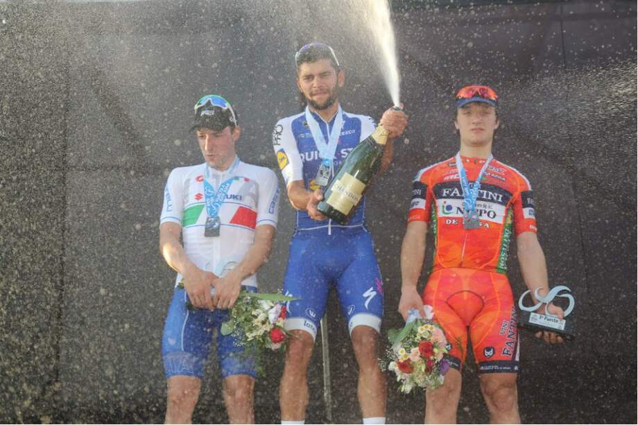 El colombiano Fernando Gaviria (c) celebra tras ganar la primera etapa. / Prensa Vuelta a San Juan
