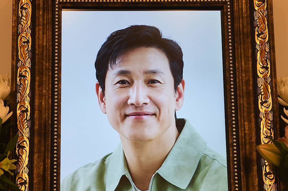 Un retrato del actor surcoreano Lee Sun-kyun se exhibe en un altar instalado en un hospital de Seúl, Corea del Sur, el 27 de diciembre de 2023.