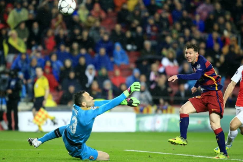 El argentino Lionel Messi (d) le marcó al arquero colombiano, momentos antes de terminar el encuentro. / AFP