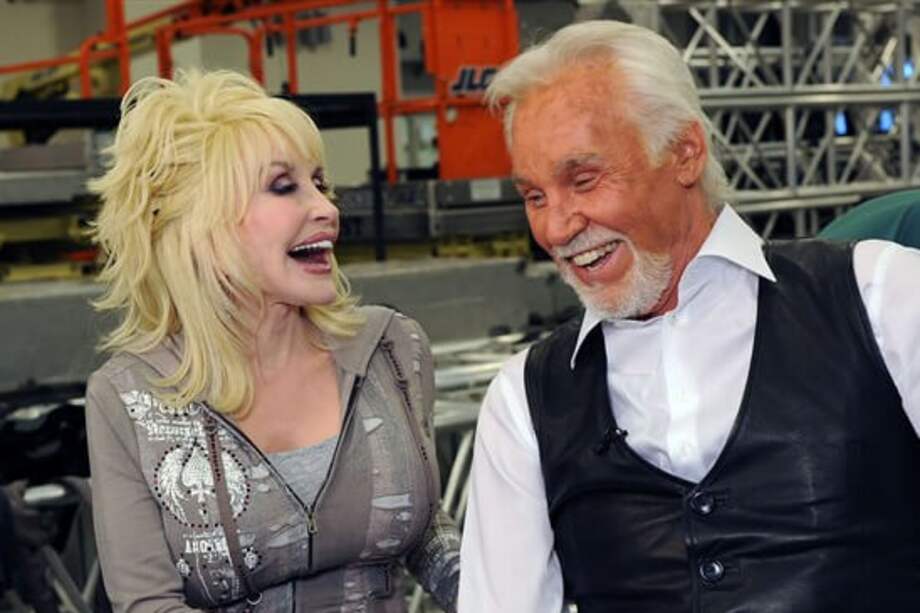 Dolly Parton y Kenny Rogers en una imagen captada el 10 de abril de 2010. / Getty Images