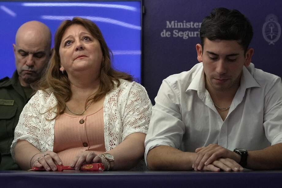 Griselda Heredia, madre de Nahuel Agustín Gallo, miembro de la Gendarmería Argentina que está detenido en Venezuela, en compañía de Kevin Gallo, su hijo.