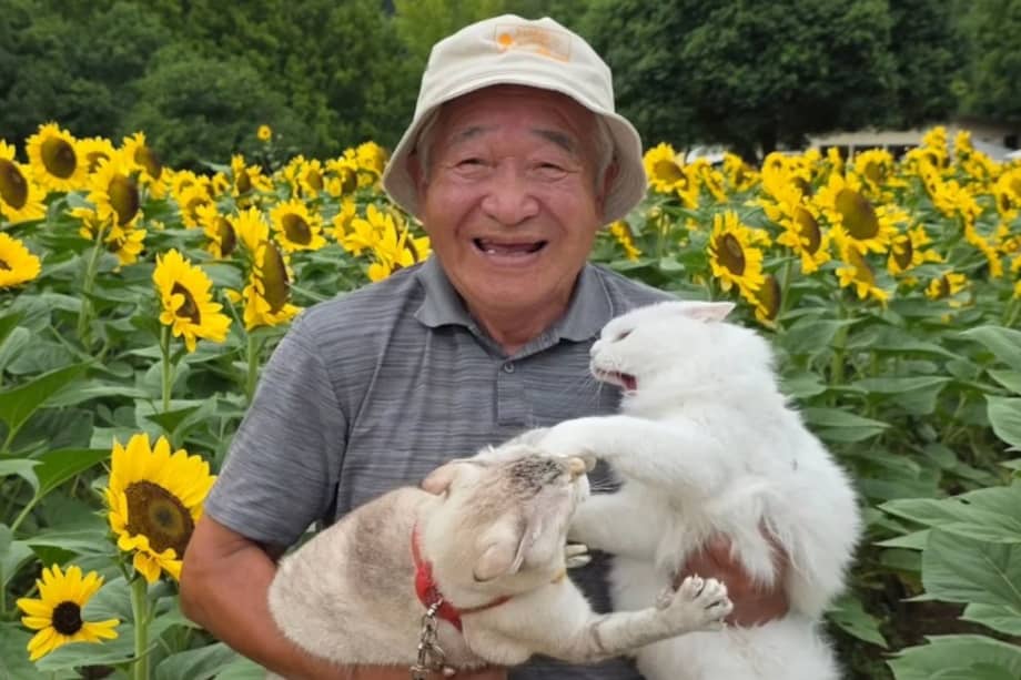 El abuelo japonés posa junto a Chouchou y Miko durante su visita a Sera Kogen Farm, en Hiroshima.