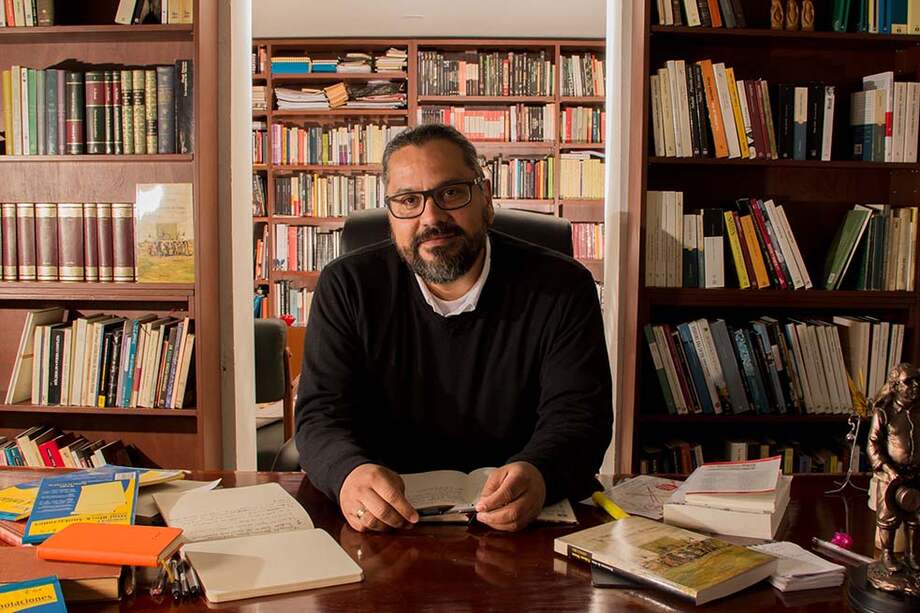 Nahum Montt, autor de la novela “Hermanos de tinta”. / Cortesía