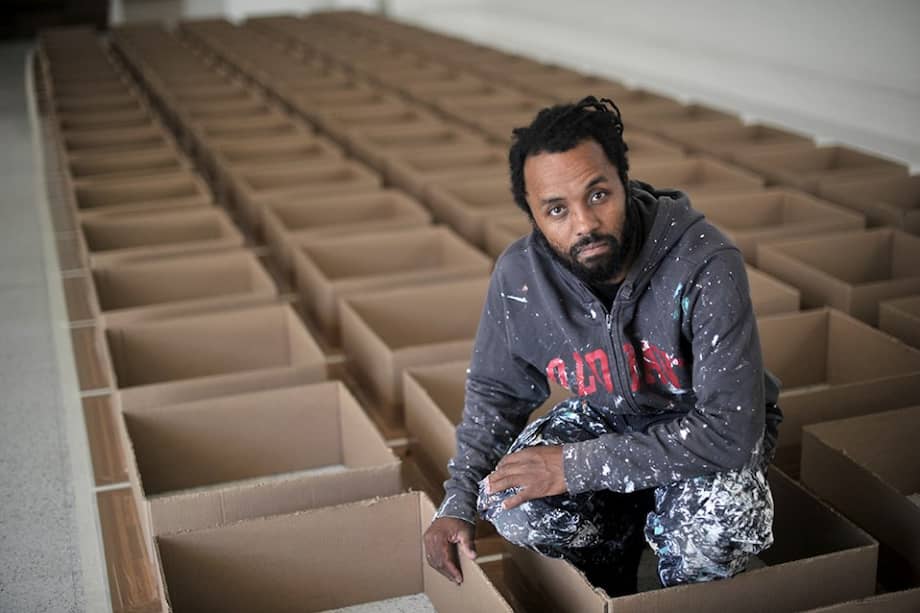 Carlos Bunga en el proceso de montaje de “Desplazamientos psíquicos”, en el Museo de Arte de la Universidad Nacional. / Óscar Pérez - El Espectador
