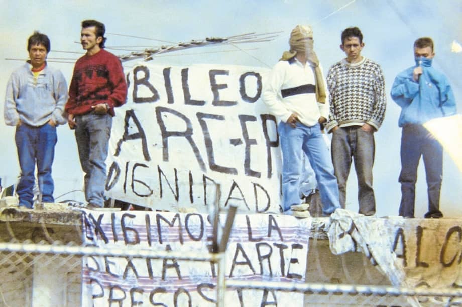 A comienzos de siglo, en La Modelo se libraba una guerra que replicaba los bandos del resto del país: a un lado, la guerrilla de las Farc, y al otro, los paramilitares.