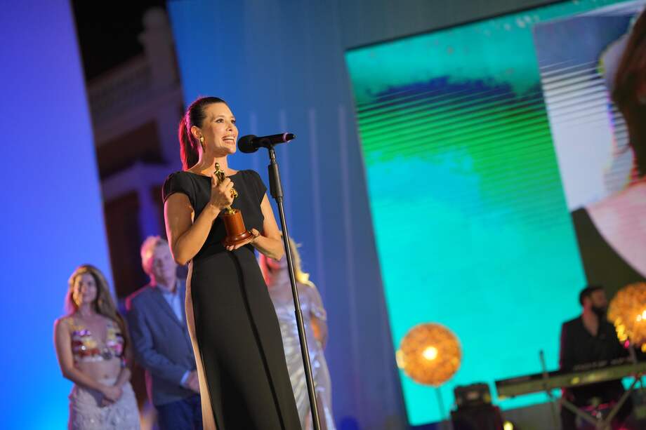 Los galardonados se encontraron Angie Cepeda, distinguida por su trayectoria internacional, y Victor Mallarino, reconocido con el premio India Catalina a Toda una Vida.