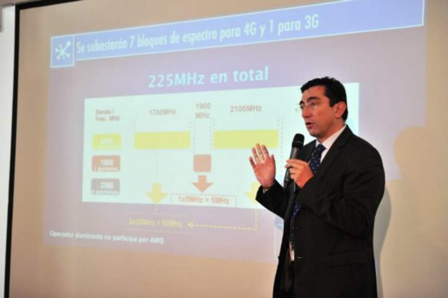 Diego Molano, ministro TIC, al presentar las reglas de la subasta.