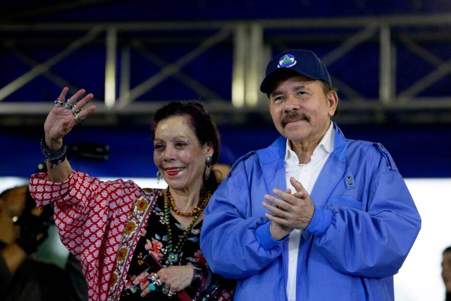 El presidente de Nicaragua Daniel Ortega saluda junto a la vicepresidenta Rosario Murillo durante una concentración que reunió a miles de simpatizantes del sandinismo en Managua.