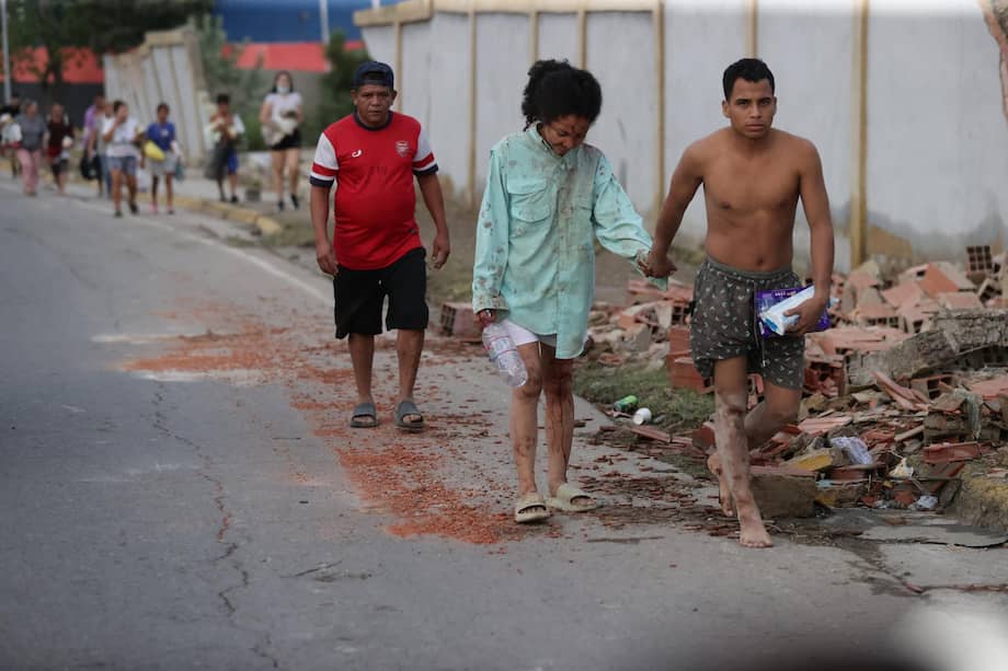 Residentes aguardan en la calle por miedo a posibles réplicas de los terremotos, en la localidad de Catia La Mar.