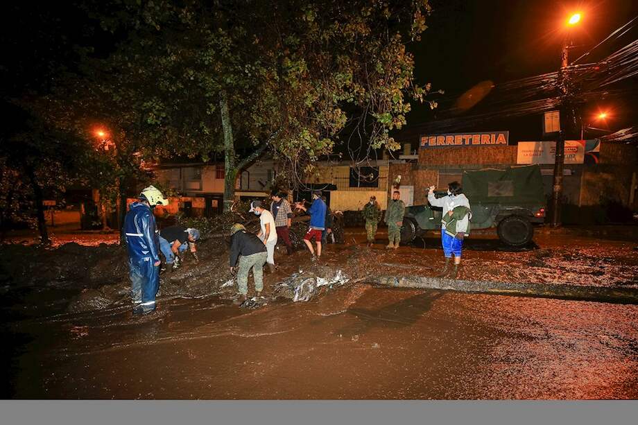 Una avalancha en Quito arrasó un estadio y provocó once muertos y nueve desaparecidos.