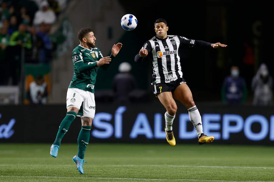 AMDEP5670. SAO PAULO (BRASIL), 10/08/2022.- Ze Rafael (i) de Palmeiras disputa un balón con Hulk de Mineiro hoy, en un partido de la Copa Libertadores entre Palmeiras y Atlético Mineiro en el estadio Allianz Parque en Sao Paulo (Brasil). EFE/Fernando Bizerra Jr.