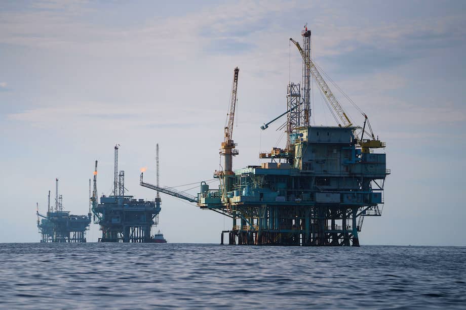 La medida busca aliviar la crisis mundial del crudo tras el cierre de Ormuz, aunque enfrenta oposición estatal y dudas sobre su impacto inmediato.