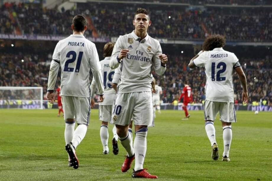 El colombiano del Real Madrid, James Rodríguez (c), muestra su alegría tras marcar su segundo gol, el tercero del equipo ante el Sevilla. / EFE