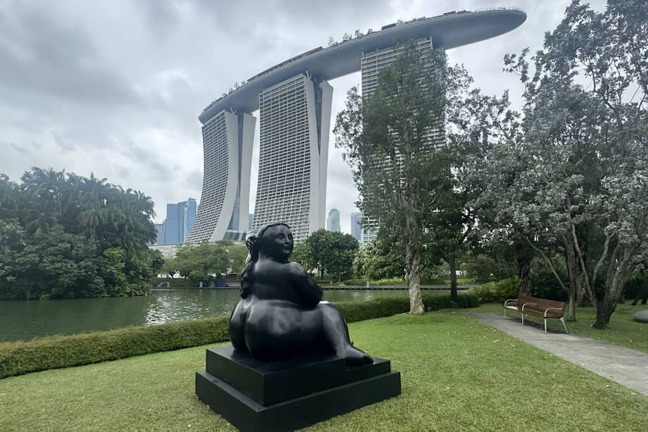 "Mujer sentada", de Fernando Botero, frente a Marina Bay Sands, Singapur.