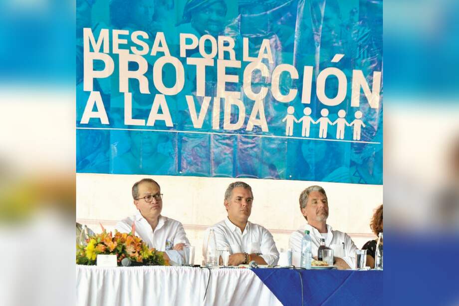 El procurador Fernando Carrillo, el presidente Iván Duque y el embajador de EE. UU., Kevin Whitaker, ayer en la Mesa por la Vida en Apartadó, Antioquia./ Presidencia