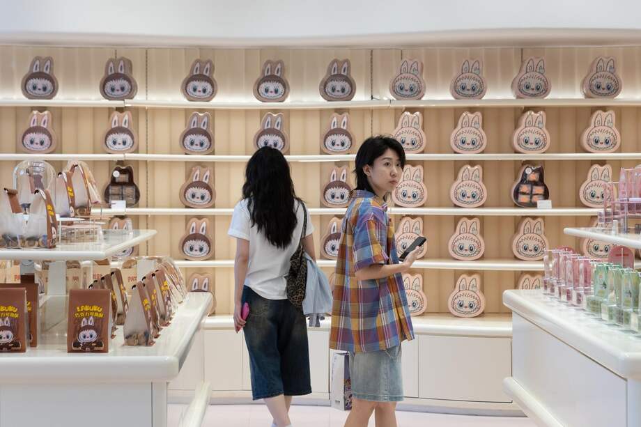 BEIJING (China), 02/06/2025.- People browse a character-themed bakery with Labubu products displayed during an organized press tour to Popland, a theme park opened by Chinese toy company Pop Mart, in Beijing, China, 02 June 2025. Labubu is a Nordic-inspired character and collectible plush toy designed by Hong Kong designer Kasing Lung. The dolls have recently gone viral after being worn by celebrities like Rihanna and Due Lipa. EFE/EPA/JESSICA LEE