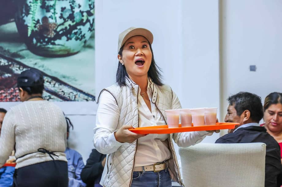 La candidata a la presidencia del Perú por el partido Fuerza Popular, Keiko Fujimori, visita un local de personeros en la Base Central Lima.