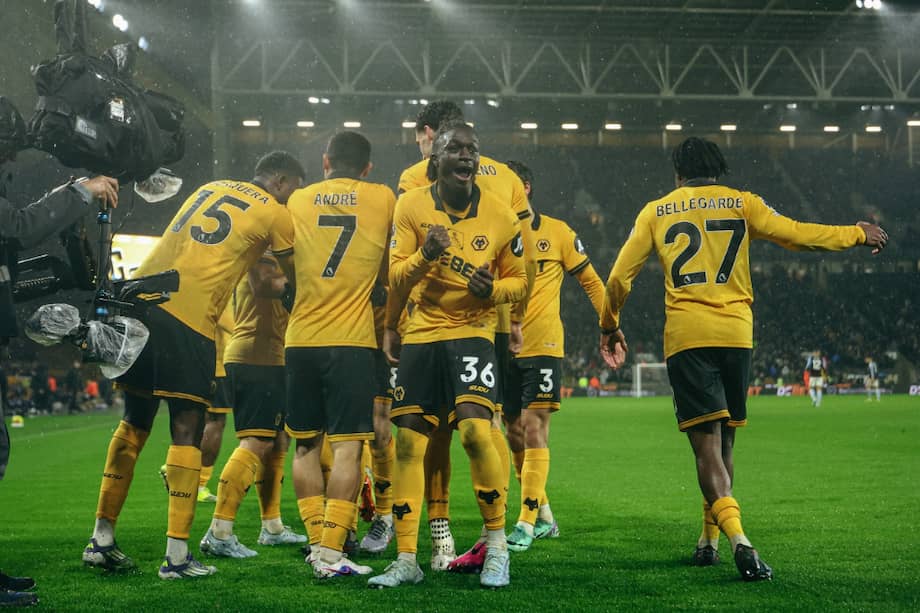 Yerson Mosquera (primero de izquierda a derecha) celebra junto con sus compañeros uno de los goles con los que Wolverhampton venció 2-0 a Aston Villa.
