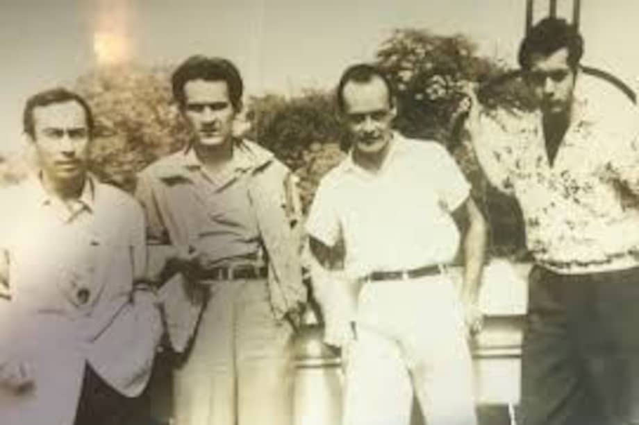En el puente Ortiz de Cali, en 1960, Elmo Valencia, Gonzalo Arango, X-504 y Jotamario Arbeláez. / Cortesía