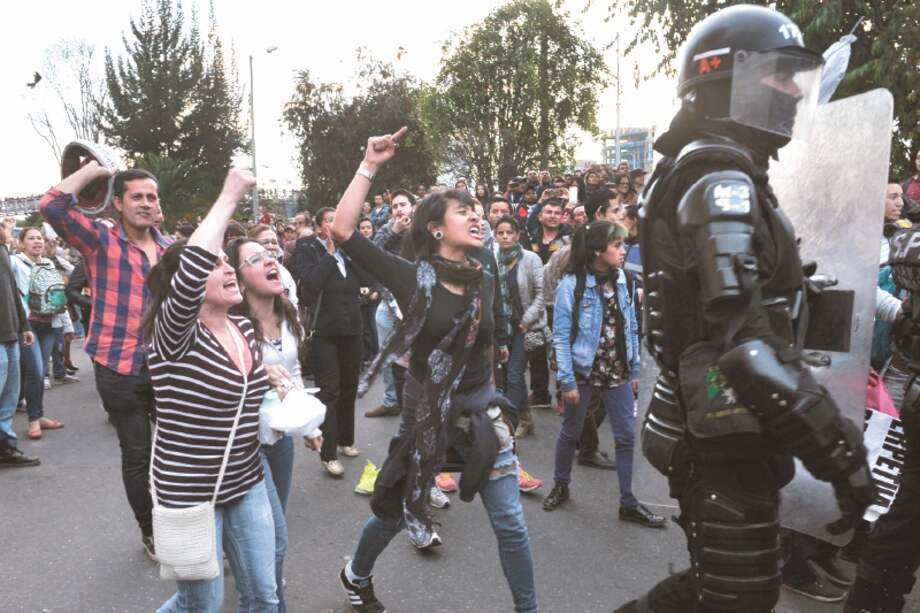 Ciudadanos gritaron indignados contra Rafael Uribe Noguera cuando era trasladado a los juzgados. / Óscar Pérez
