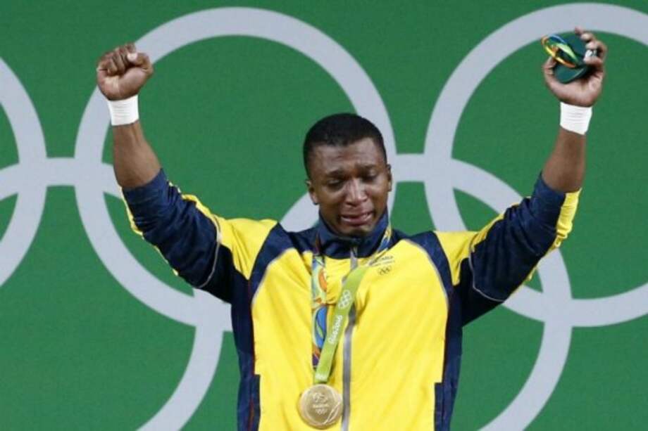 Óscar Figueroa, con la medalla de oro que ganó en los Juegos Olímpicos de Río 2016. / Archivo