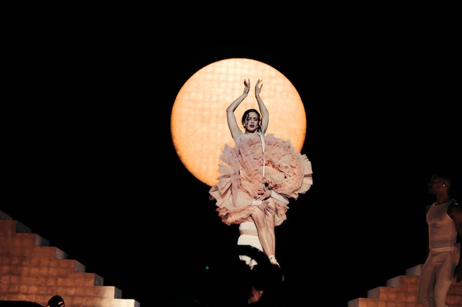 Fotografía facilitada por la organización del concierto de Rosalía este lunes en el Movistar Arena de Madrid. EFE/Live Nation/Sharon López