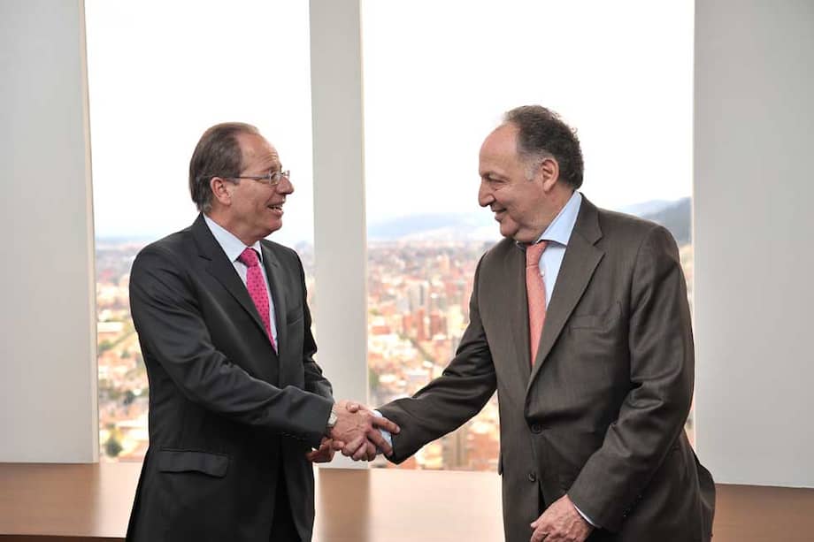 Carlos Quintero, presidente de Corredores Asociados, junto a Efraín Forero, presidente de Davivienda. / David Campuzano