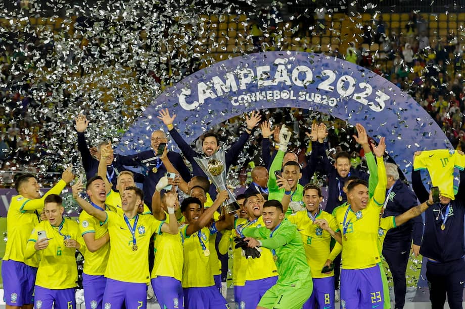 Los jugadores de Brasil levantaron en Bogotá el trofeo del Sudamericano Sub 20 luego de vencer a Uruguay.