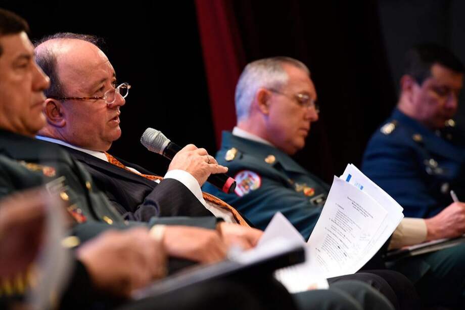 Armada y Fuerza Aérea se renuevan para el posconflicto: Mindefensa