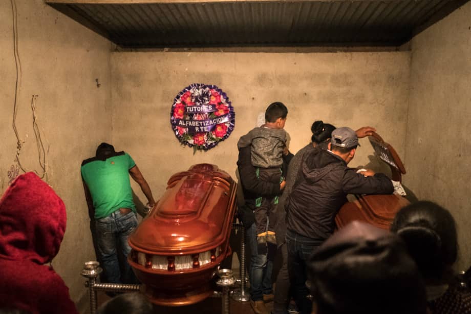Velorio de Héctor Ramiro y Arturo García, líderes awá asesinados el primero de diciembre en Ricaurte (Nariño)./ Tom Laffay