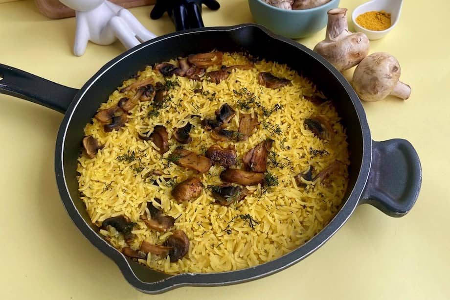 Para hacer este arroz con curry y champiñones usa un buen fondo o caldo para resaltar sabores.