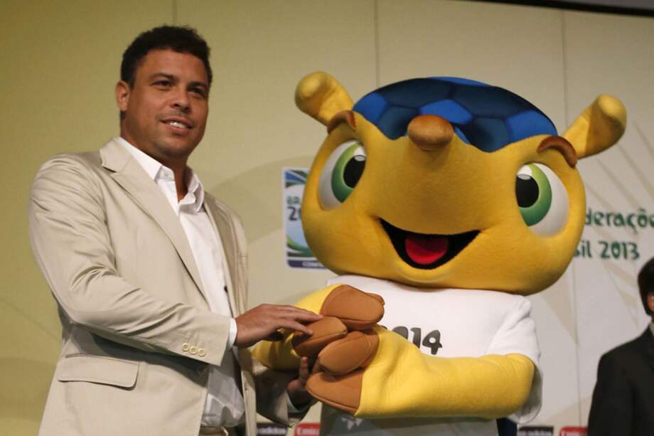 El exfutbolista Ronaldo, junto con la mascota del Mundial Brasil 2014. / EFE
