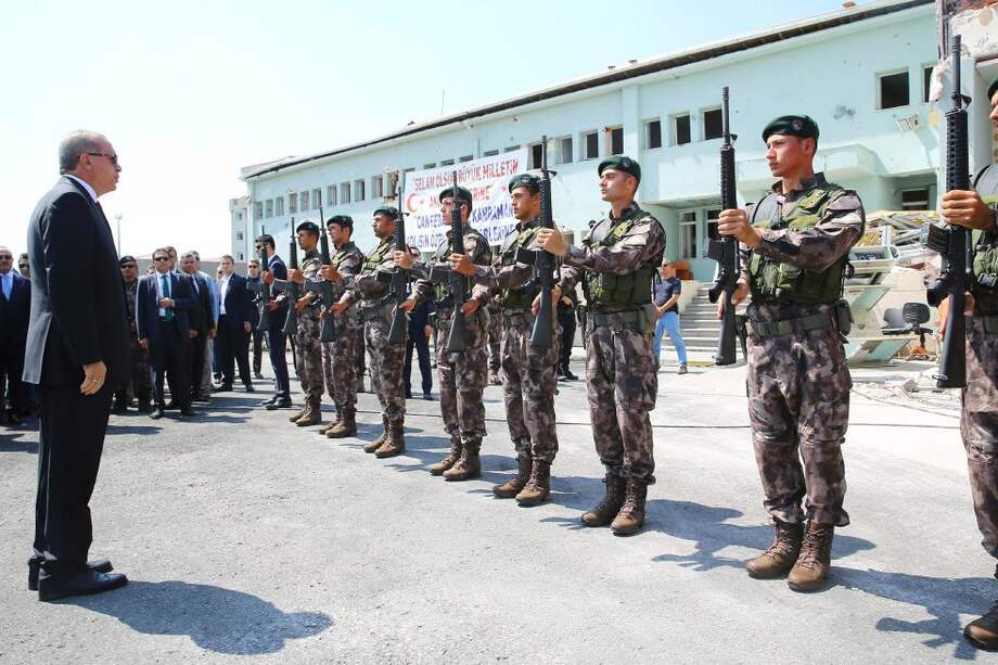 El presidente Recep Tayyip Erdogan frente a un grupo de guardias militares en Ankara. / AFP