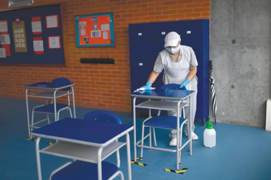 Si las instituciones educativas cumplen con el metro de distancia en los salones, se podrá recibir el 100 % de estudiantes.