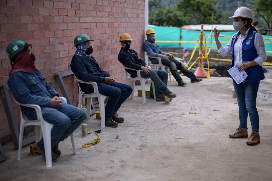 Obras en la Transversal del Sisga durante la cuarentena.