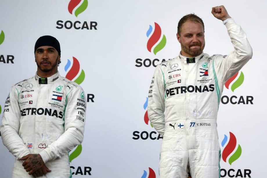 Valtteri Bottas (d), en lo más alto del podio del Gran Premio de Azerbaiyán. A su lado, el británico Lewis Hamilton. / AFP