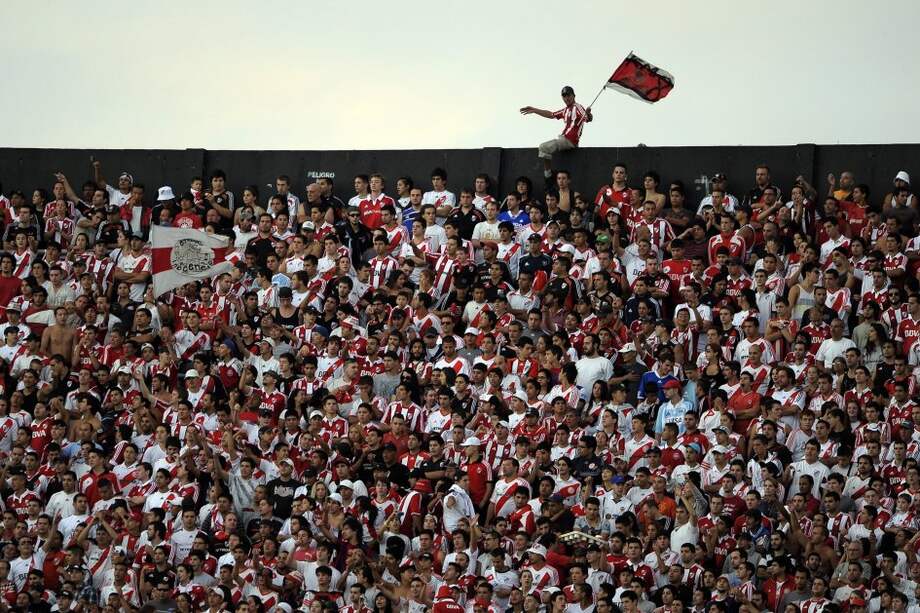 Choque de hinchadas de River y Colón deja dos heridos
