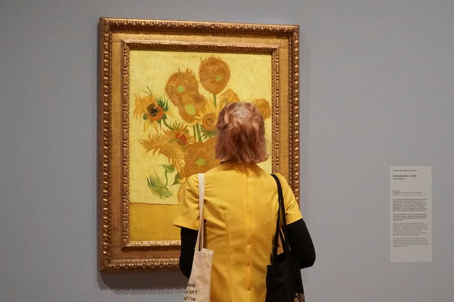 Una muestra en Ámsterdam toma como punto de partida los icónicos Girasoles (1889), pero amplía el foco para analizar cómo el amarillo se convirtió, en torno a 1900, en un lenguaje cargado de significados: modernidad, rebeldía, escándalo, espiritualidad y energía.