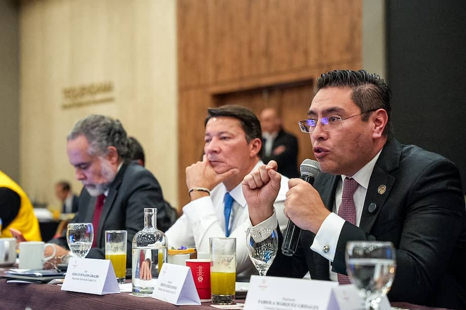 De derecha a izquierda: el presidente del Consejo Nacional Electoral, Cristian Quiroz; el registrador Hernán Penagos y el ministro del Interior, Armando Benedetti.