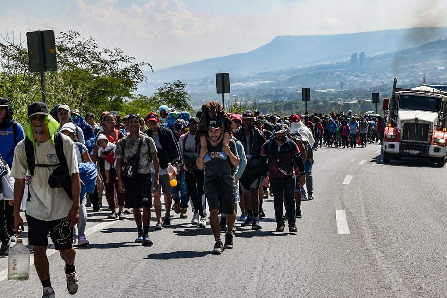 Migrantes de distintas nacionalidades caminan hacia Estados Unidos en caravana por una carretera en Tuxtla Gutiérrez, estado de Chiapas, México, el 5 de noviembre de 2024.