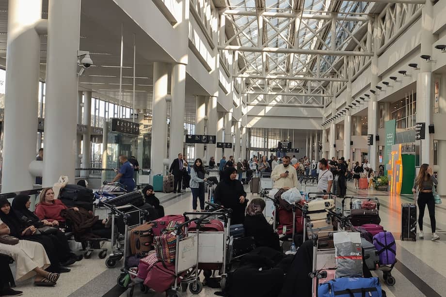 Decenas de libaneses se agolparon este martes en el aeropuerto de Beirut, el único operativo en todo Líbano, para tratar de huir del país, que está bajo las bombas israelíes.