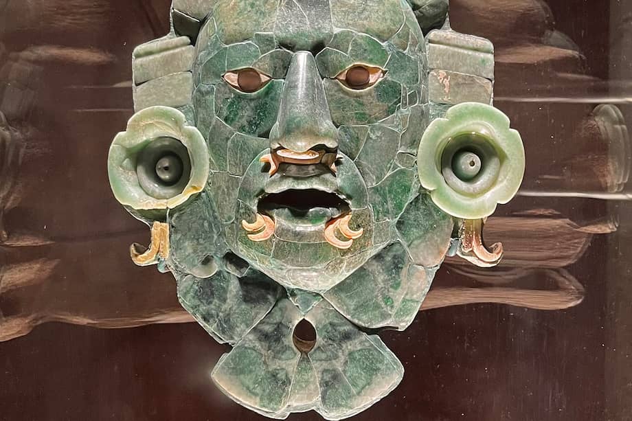 MEX7320. CAMPECHE (MÉXICO), 08/12/2024.- Fotografía de la máscara de jade de Calakmul, exhibida en el Museo de Arquitectura Maya Baluarte de la Soledad, este sábado en Campeche (México). El Museo de Arquitectura Maya Baluarte de la Soledad exhibe a partir de este fin de semana y por tiempo indefinido una pieza fundamental del arte prehispánico: la máscara de jade de Calakmul, cuya creación se calcula del 660 al 750 después de Cristo. EFE/ Martha López Huan