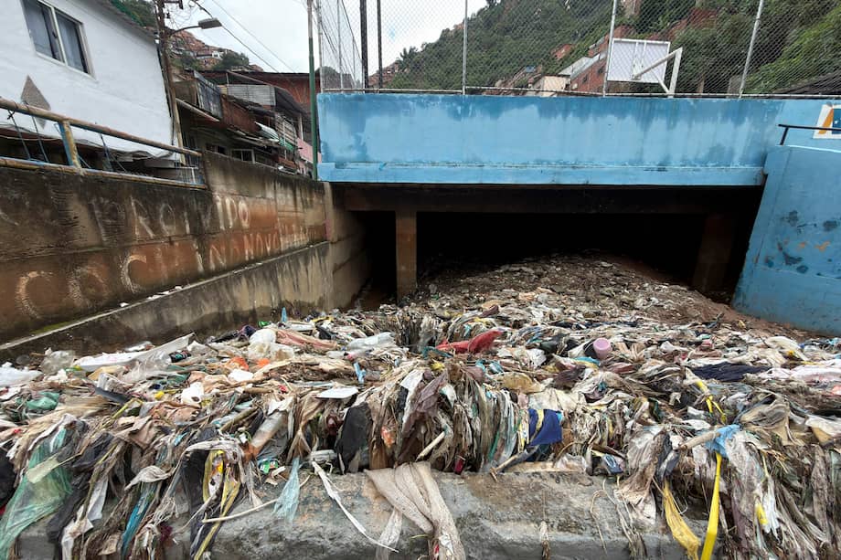 Fotografía que muestra un canal de desagüe con basura tras las fuertes lluvias este domingo, en Caracas (Venezuela).