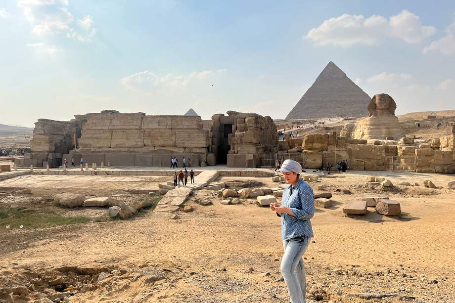 El profesor de la UNCW, Eman Ghoneim, estudia la topografía de la superficie de la sección de la antigua Rama Ahramat ubicada frente a las Pirámides de Giza y la Gran Esfinge. Crédito de la foto: Eman Ghoneim/UNCW