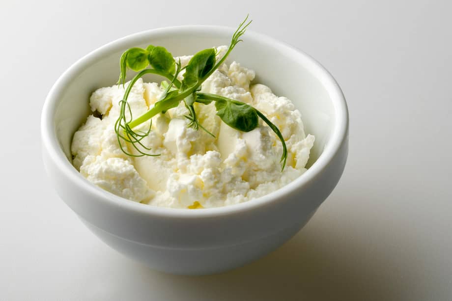 El queso ricota se obtiene por procesos como la fermentación y la cocción del suero.